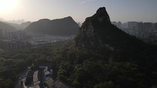 广西柳州奇石公园清晨迷雾航拍视频的预览图