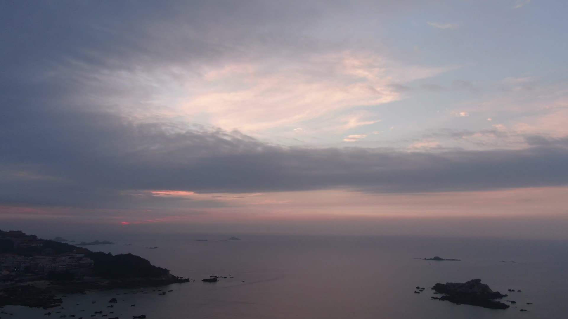 航拍大海日出彩霞福建湄洲岛视频的预览图