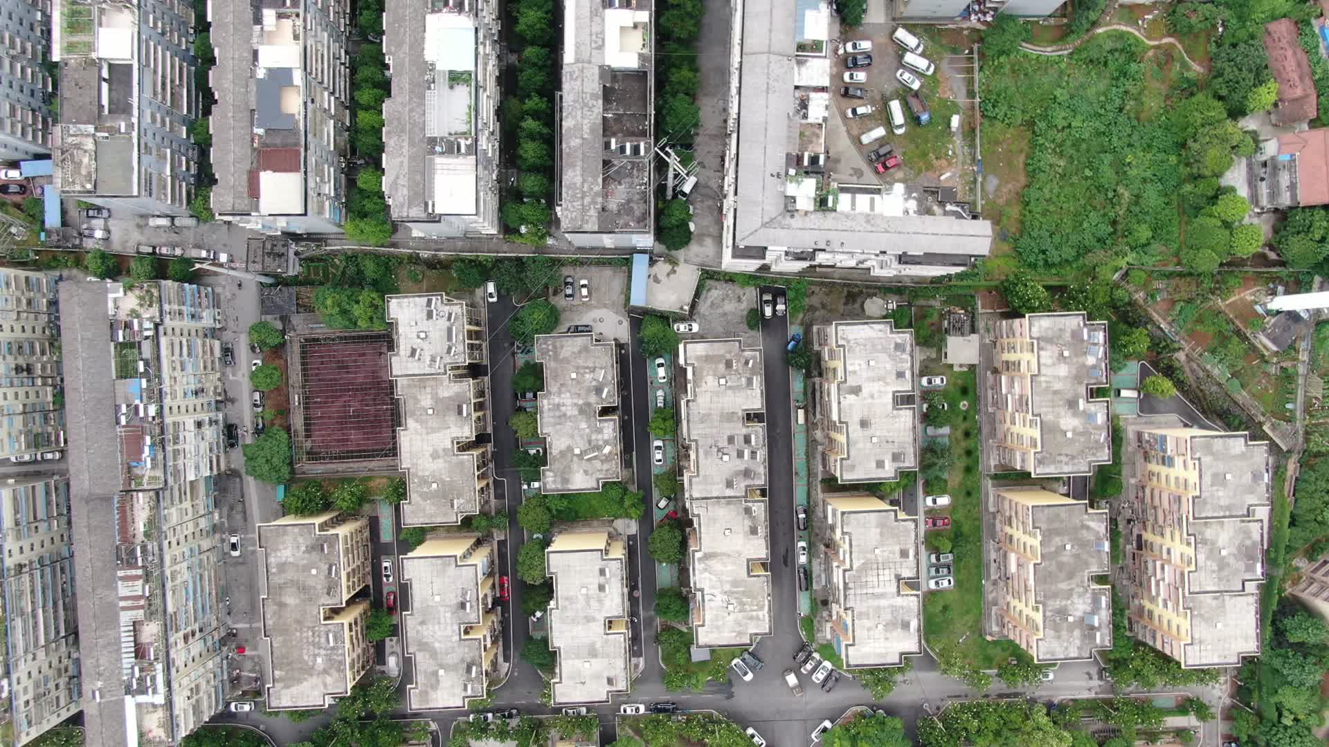航拍城市住宅小区高楼建筑视频的预览图