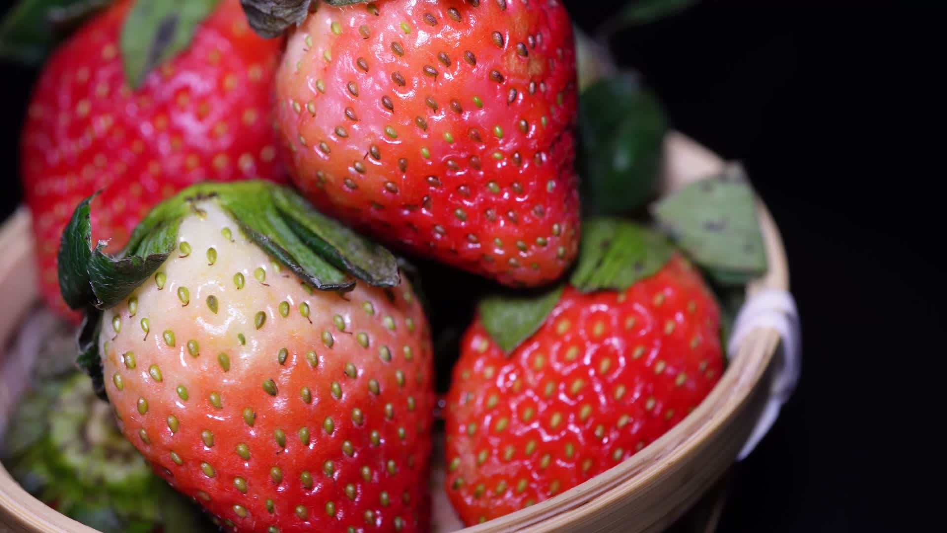 冬季水果草莓视频的预览图