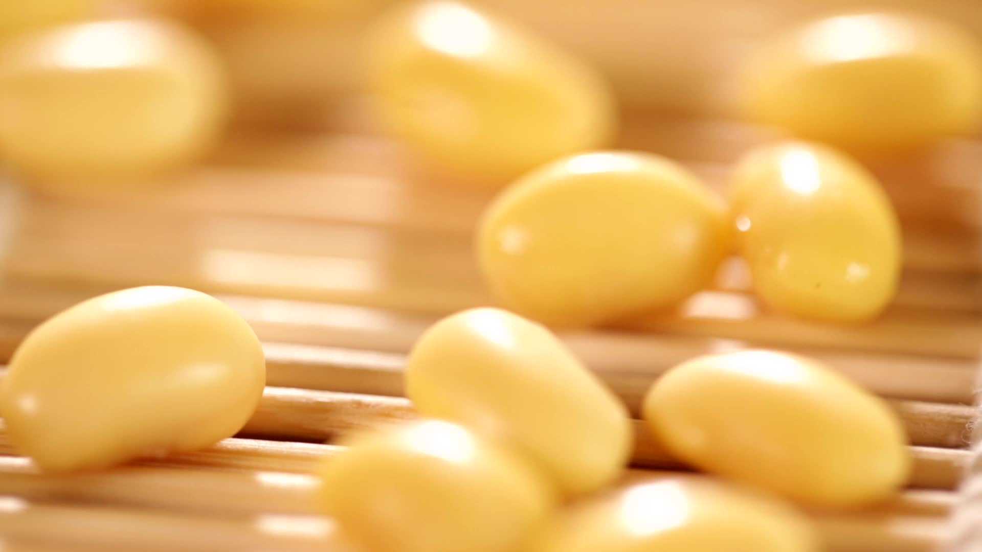 豆子黄豆大豆粗粮水发黄豆视频的预览图