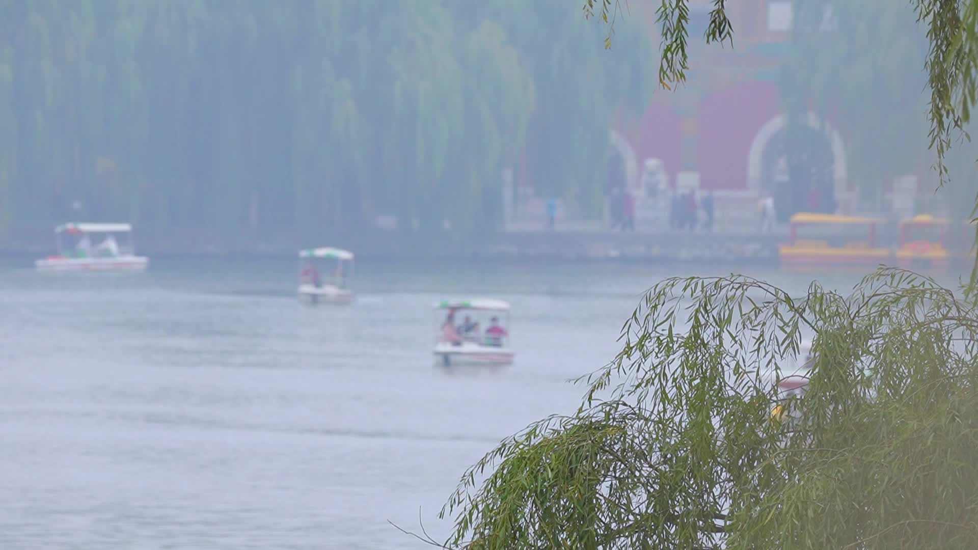 公园里划船的游客龙舟画舫视频的预览图
