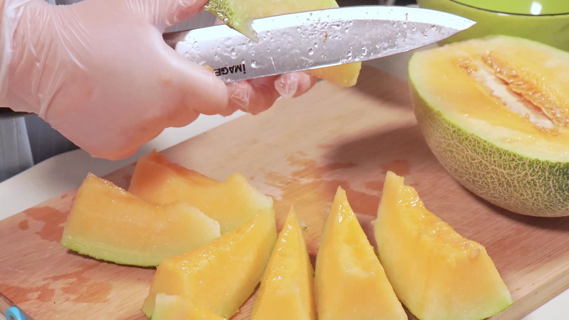 哈密瓜削皮切块去籽甜瓜保鲜膜保鲜切水果切哈密瓜视频的预览图