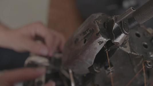 修理缝纫机视频的预览图