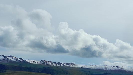 高原雪山上流动的云层视频的预览图