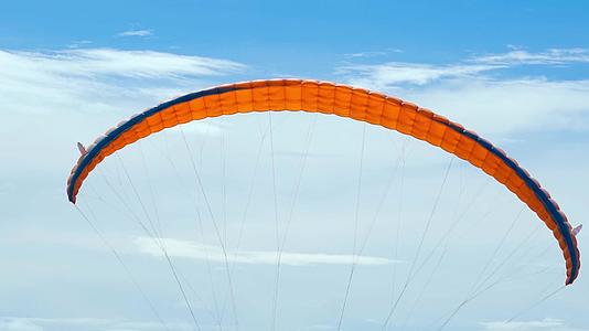 空中的滑翔伞视频的预览图
