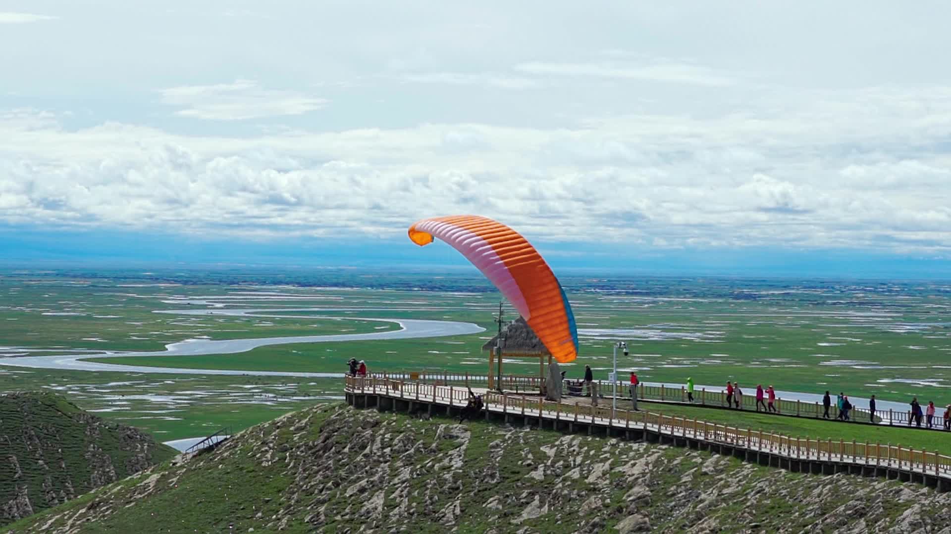 草原上的滑翔伞视频的预览图