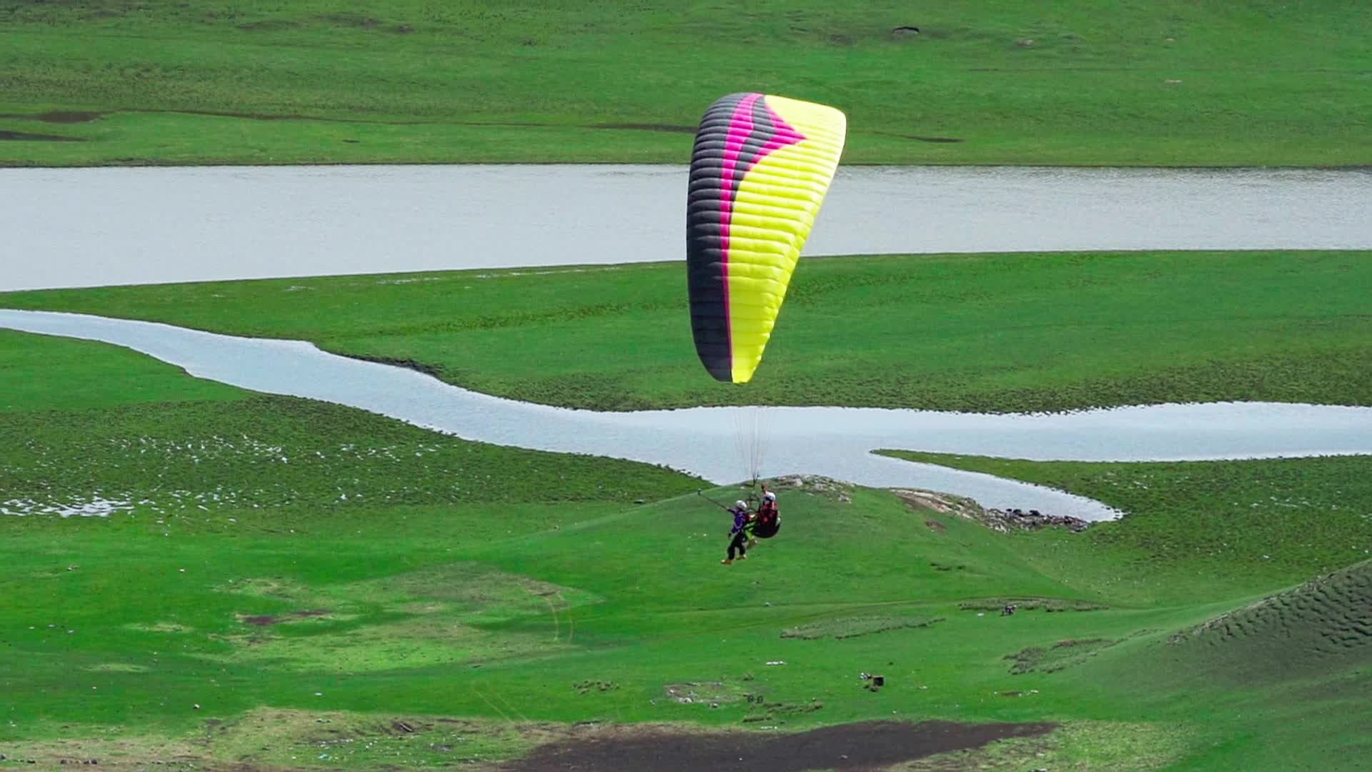 草原上的滑翔伞视频的预览图