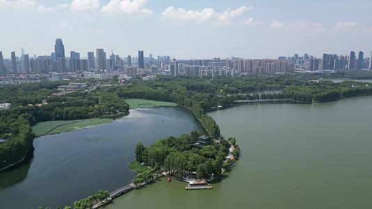 航拍湖北武汉东湖景区东湖公园视频的预览图