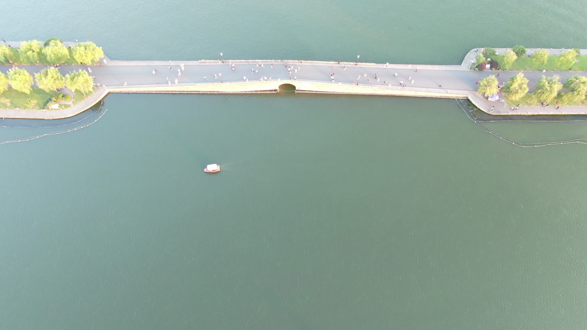 航拍杭州西湖5A景区视频的预览图