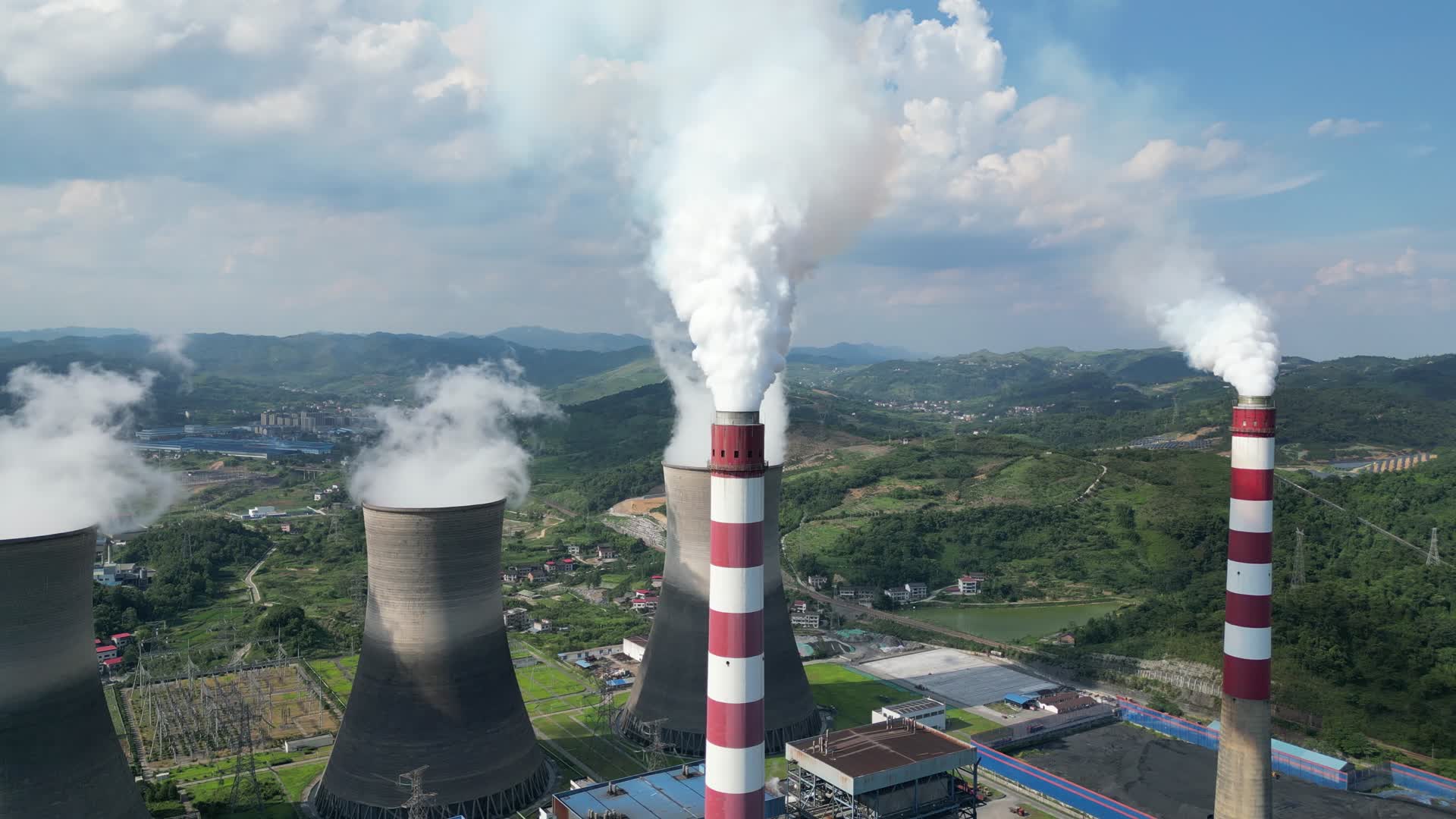 航拍能源生产火力发电厂污染环保视频的预览图
