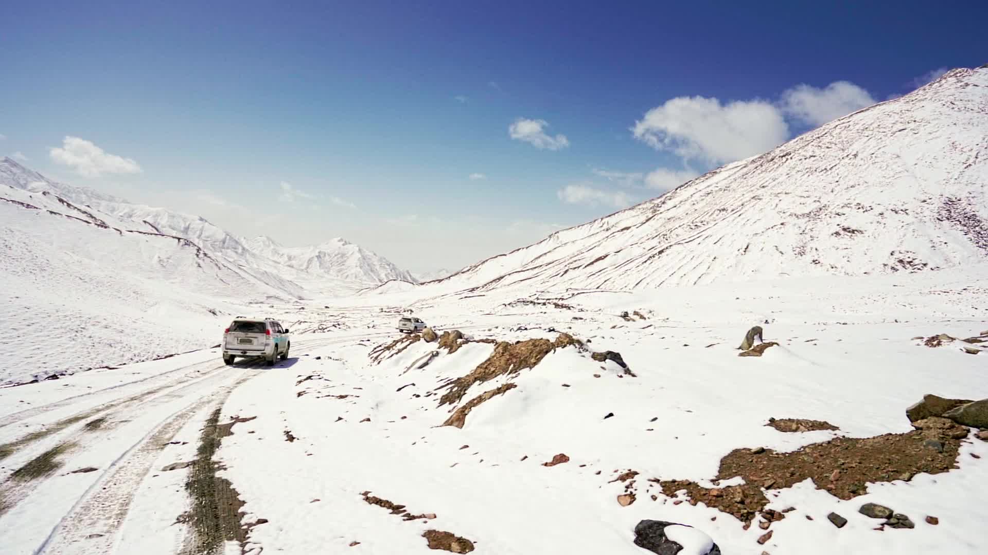 雪山中行驶的越野车视频的预览图
