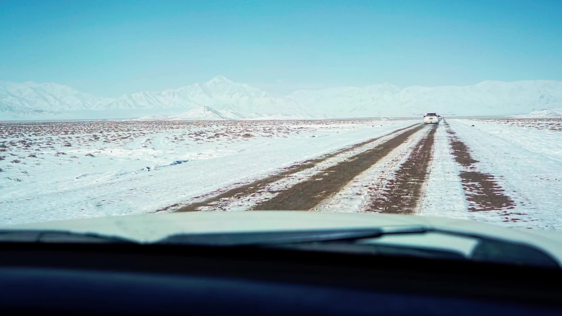 雪山中行驶的越野车视频的预览图