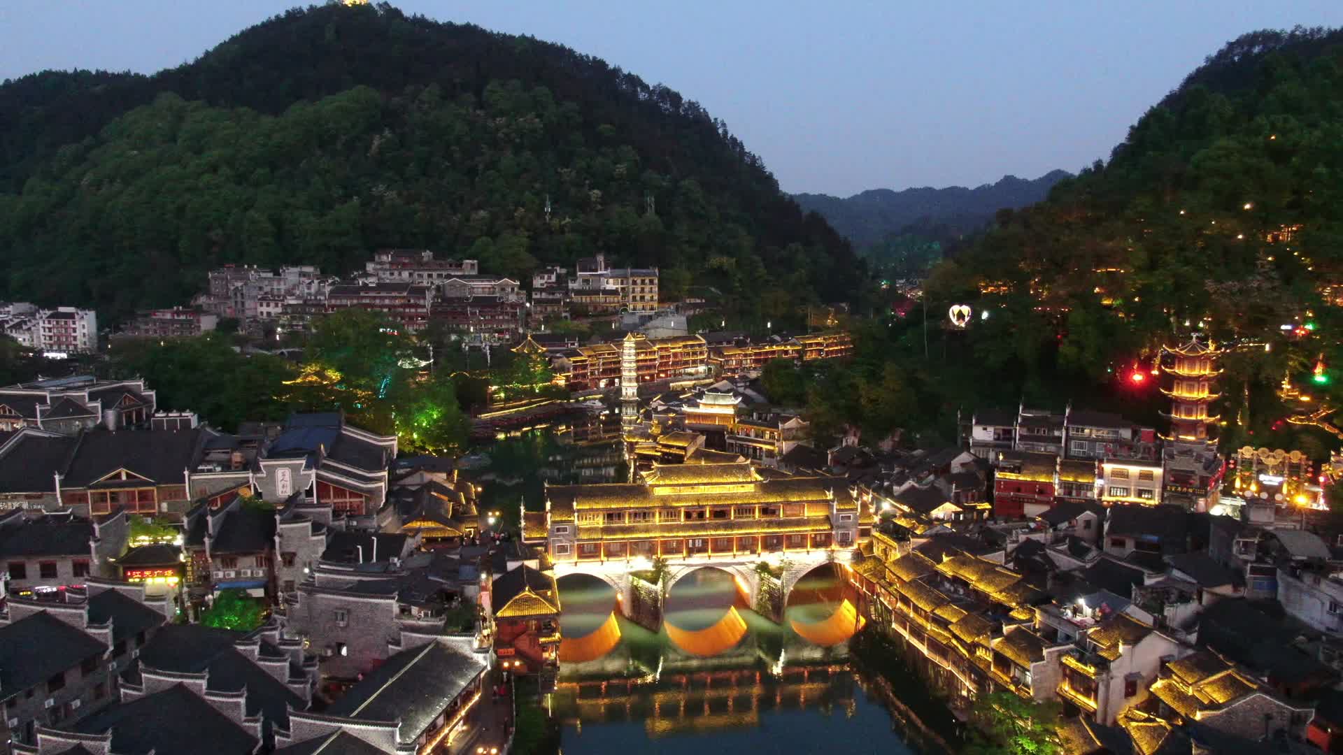 航拍湖南湘西凤凰古城虹桥夜景视频的预览图