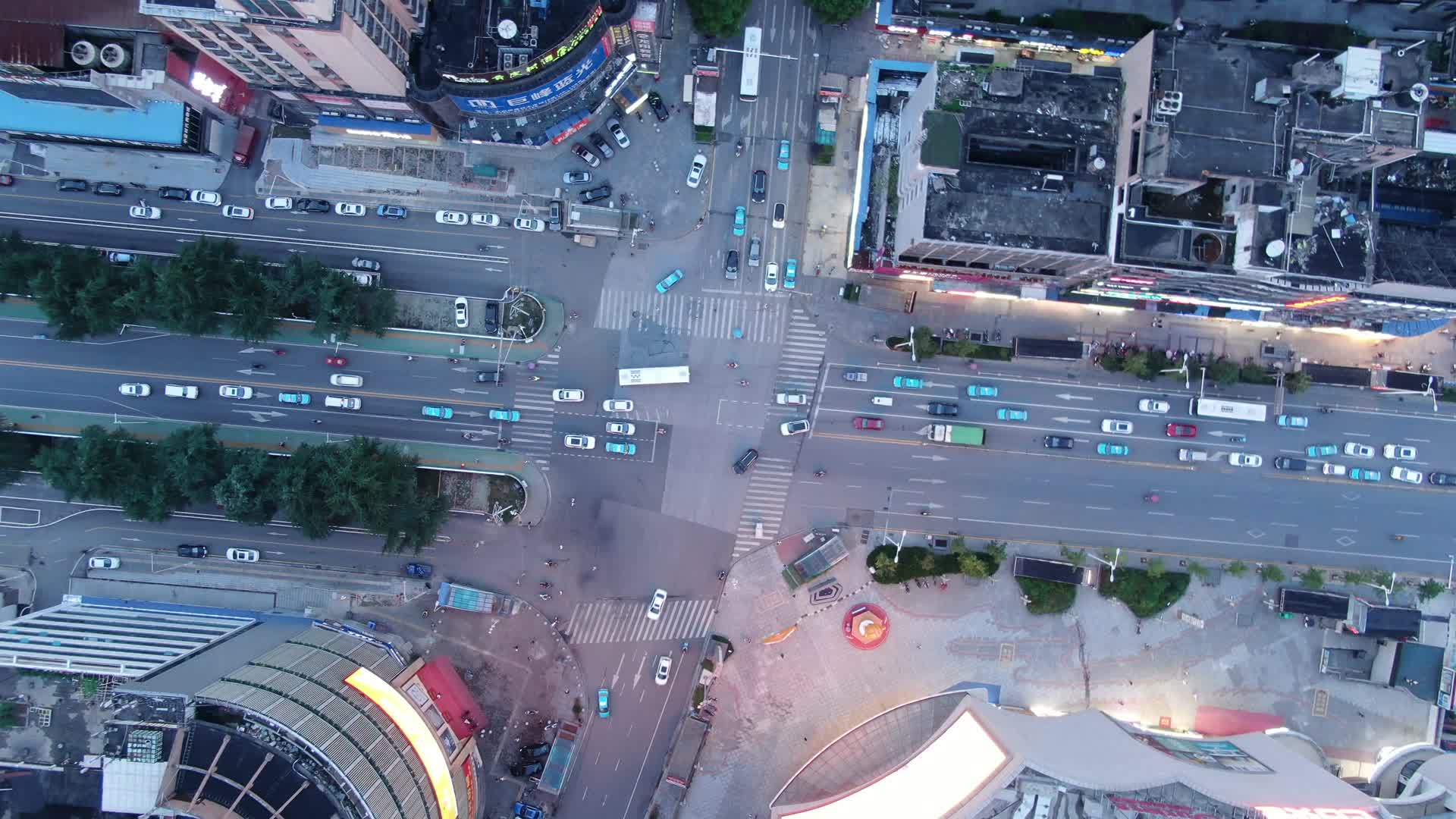 航拍湖南岳阳城市交通夜幕降临视频的预览图