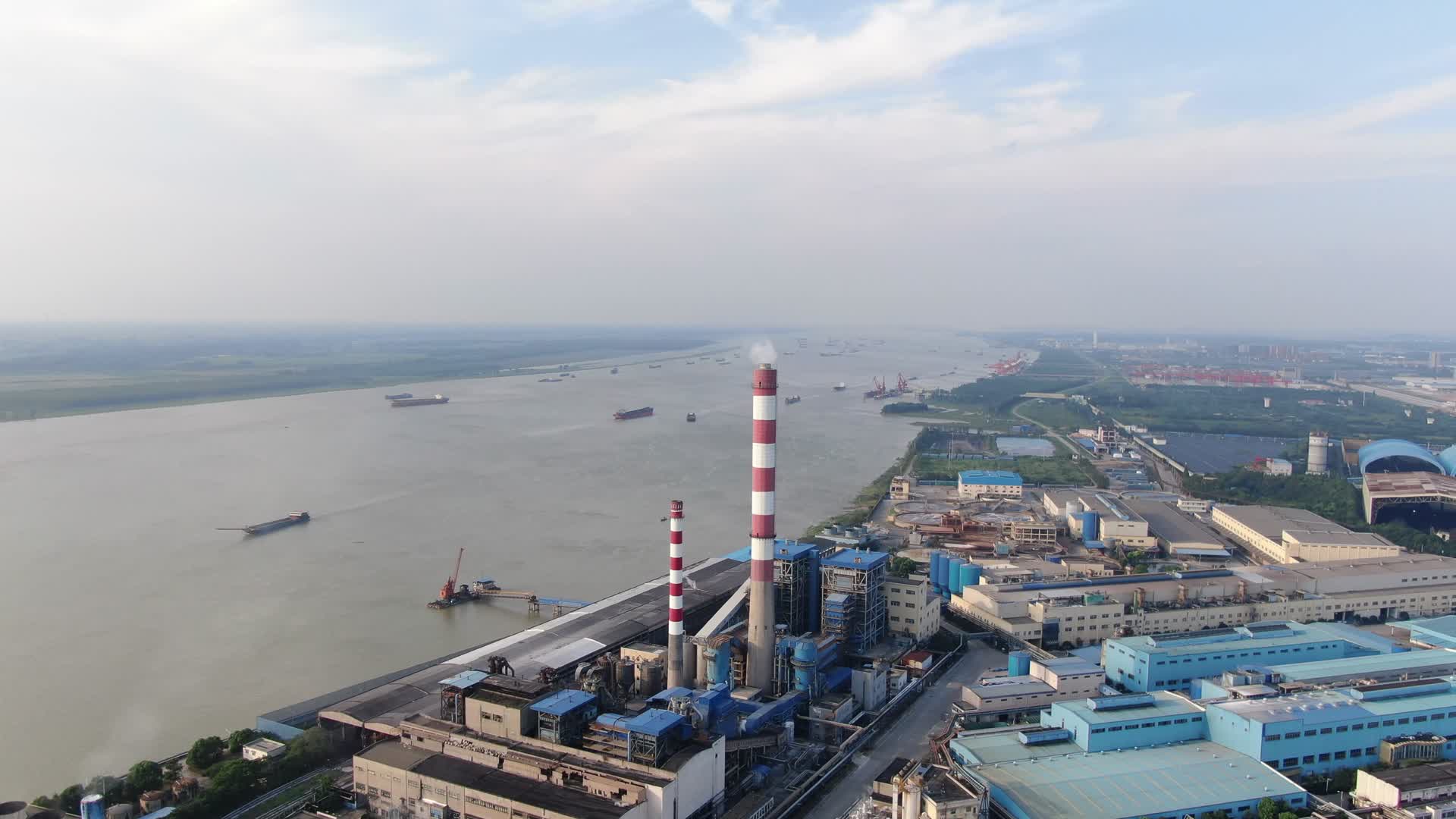 航拍湖南岳阳工业生产烟冲炊烟视频的预览图
