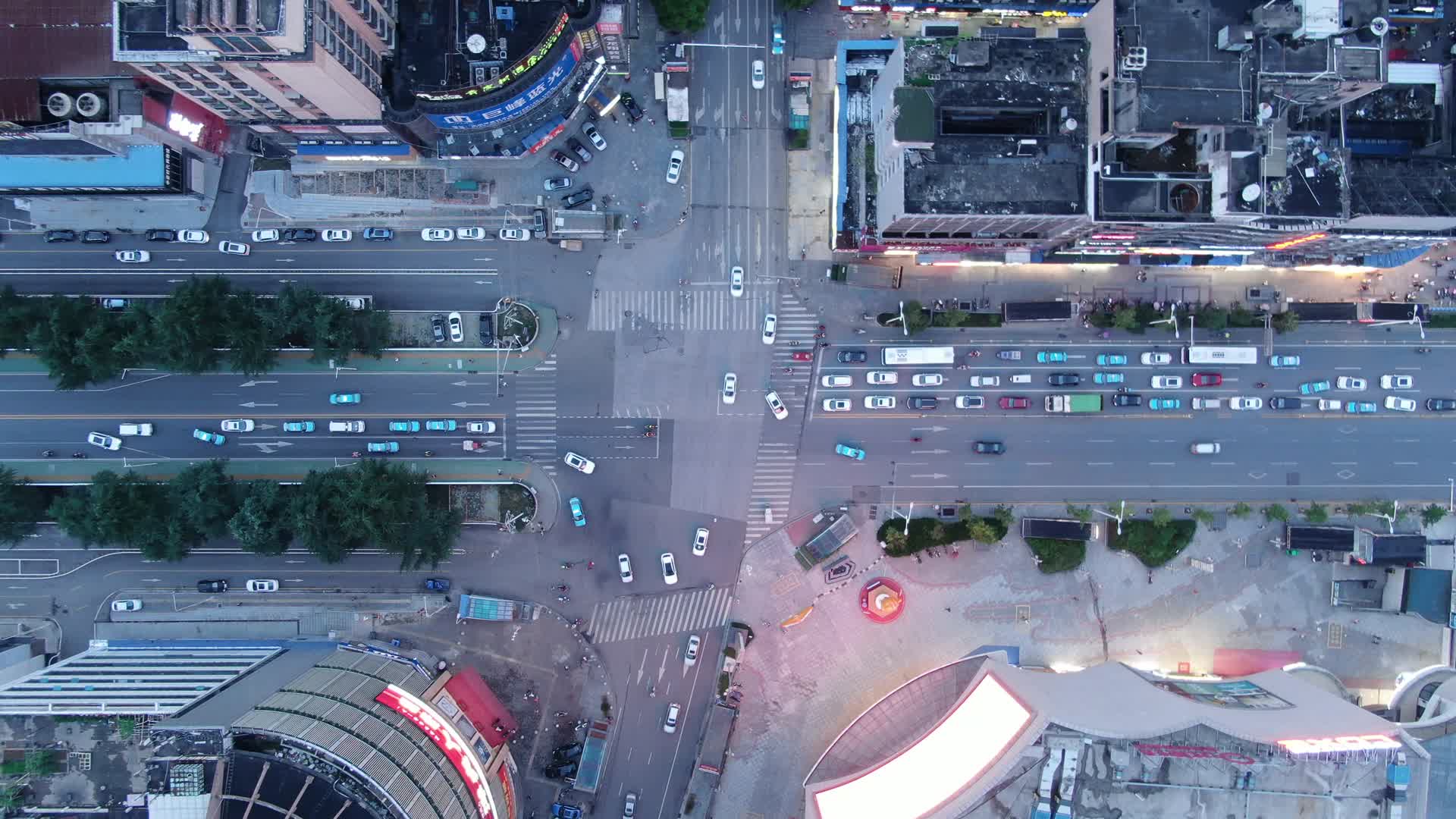 俯拍城市交通夜幕降临视频的预览图