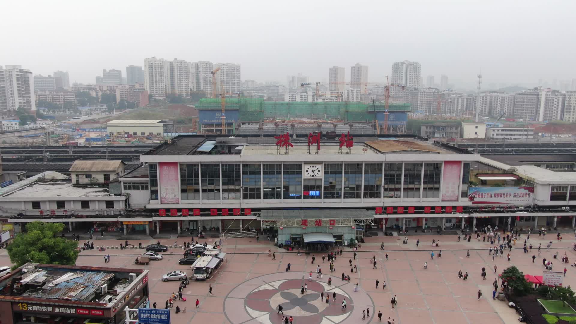 航拍湖南株洲火车站交通视频的预览图