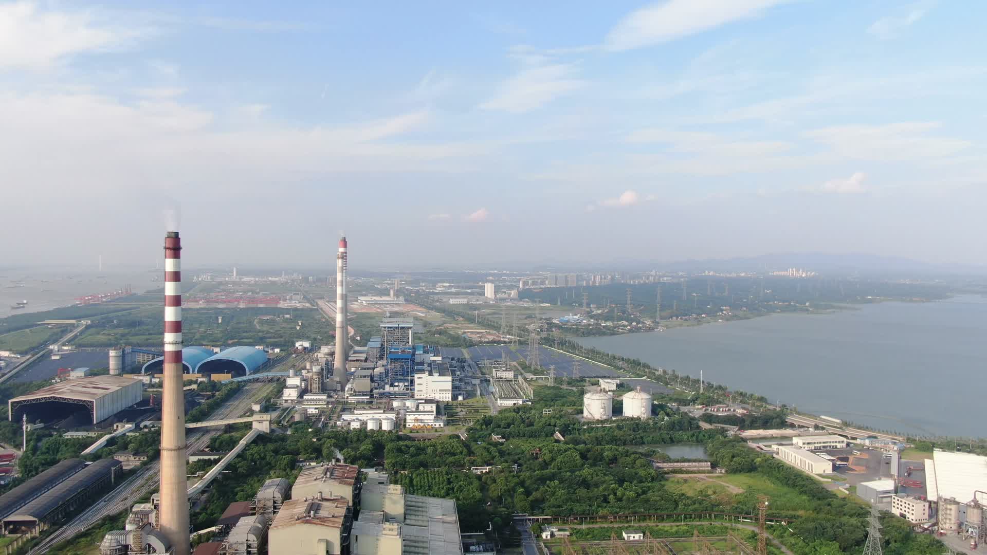 航拍湖南岳阳工业生产烟冲炊烟视频的预览图