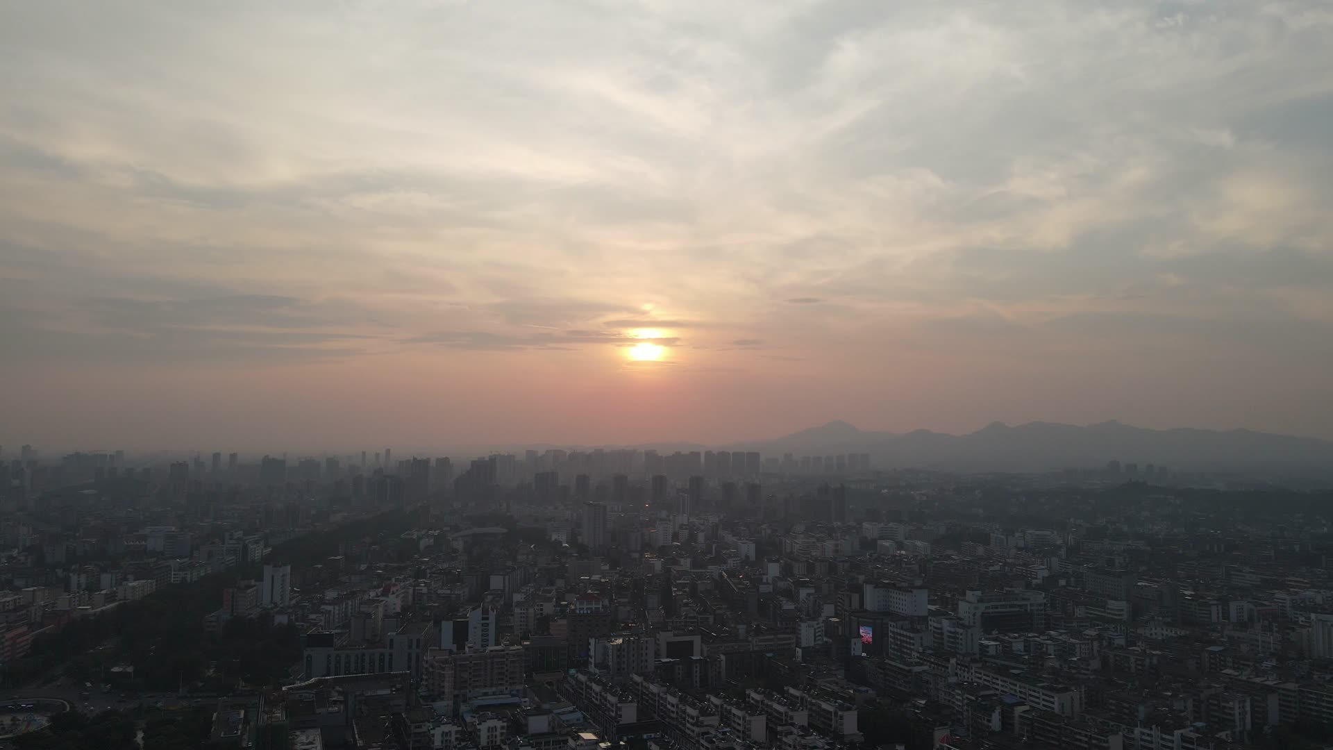 航拍江西赣州日落晚霞夕阳视频的预览图