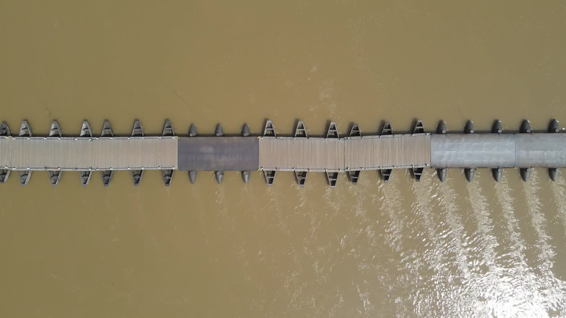 航拍江西赣州古浮桥视频的预览图