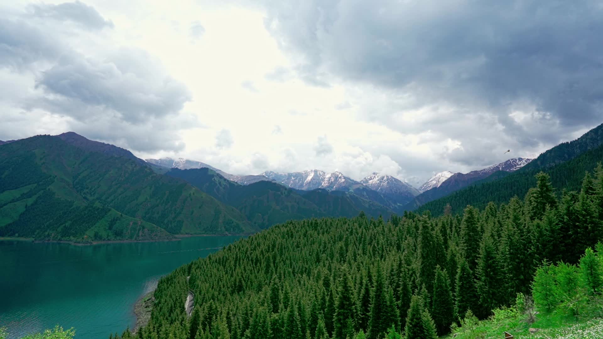 云层下的天池美景视频的预览图