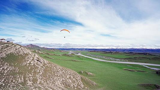 巴音布鲁克草原的滑翔伞视频的预览图