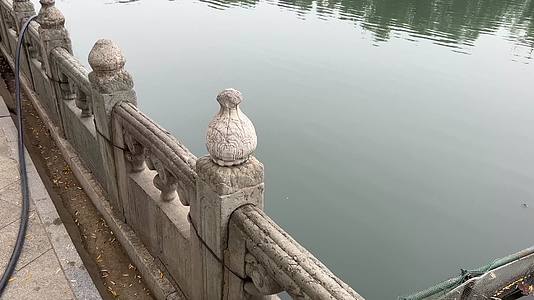 汉白玉栏杆围栏石雕石桥视频的预览图