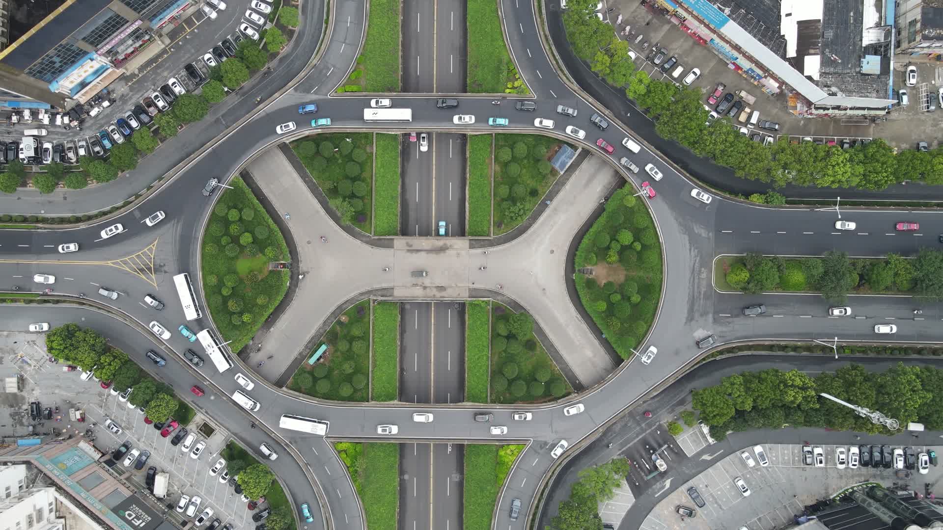 航拍湖南岳阳火车站立交桥视频的预览图