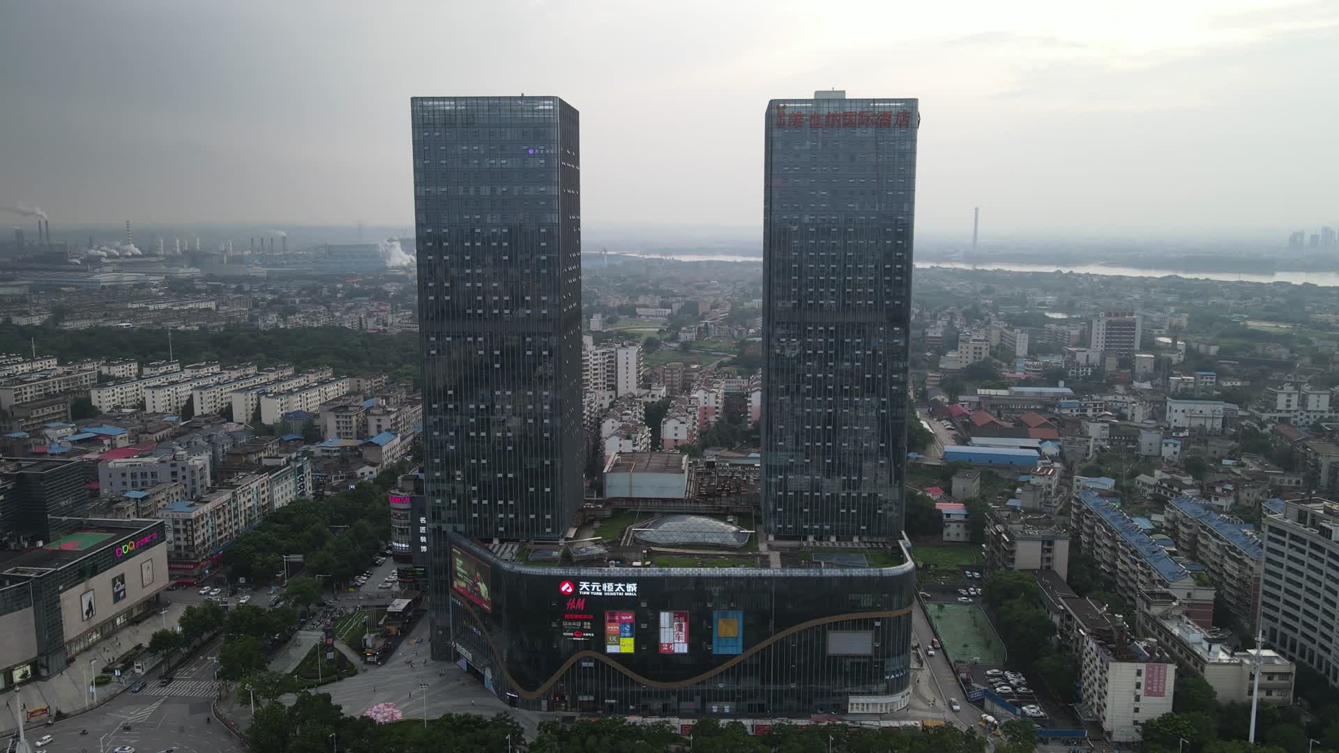 城市航拍湘潭开元湘潭中心湘潭双塔视频的预览图