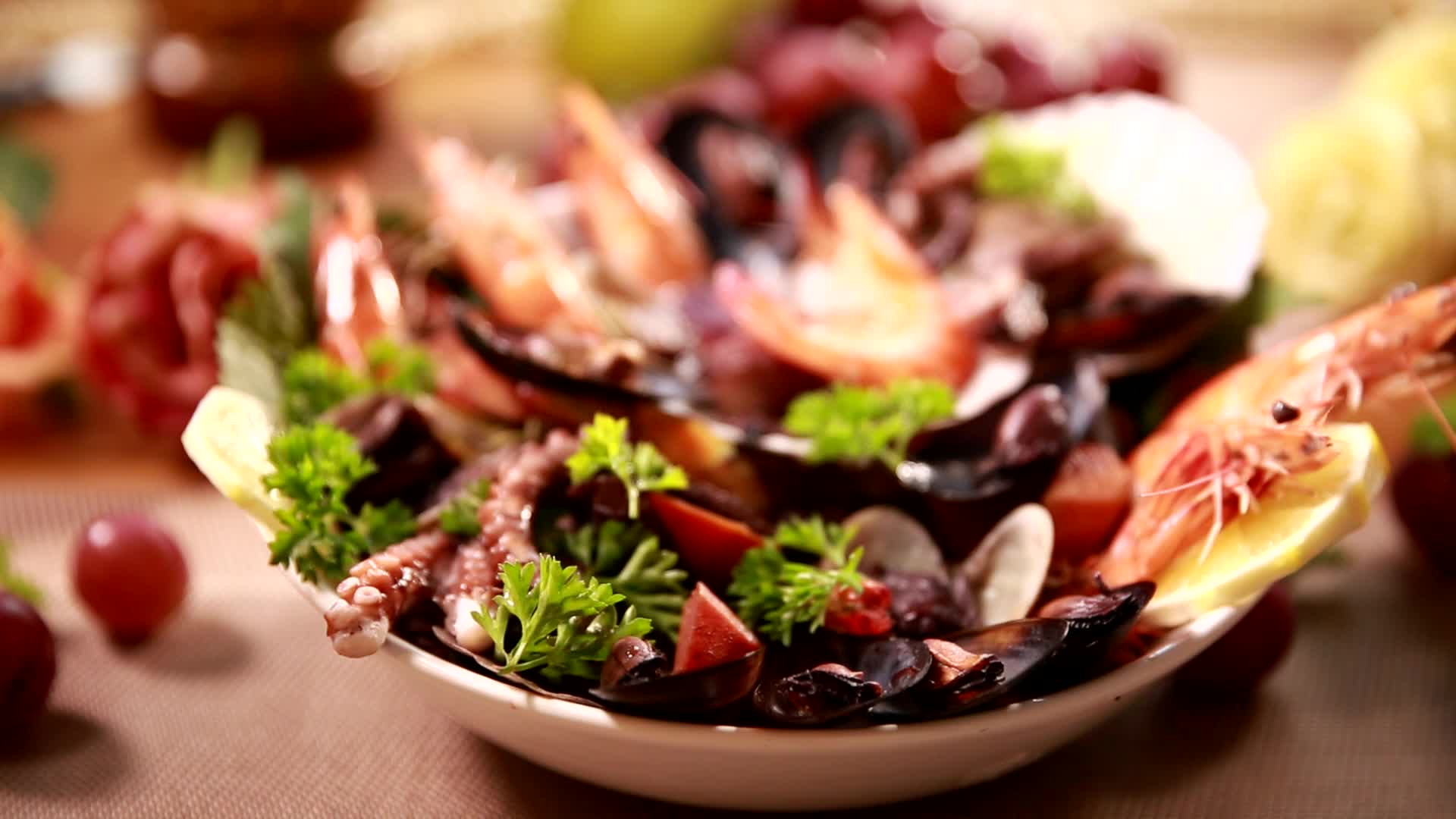 红烩海鲜焖煮海鲜西餐主厨制作扇贝大虾视频的预览图