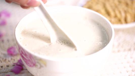 喝豆浆喝豆汁五谷杂粮粉视频的预览图
