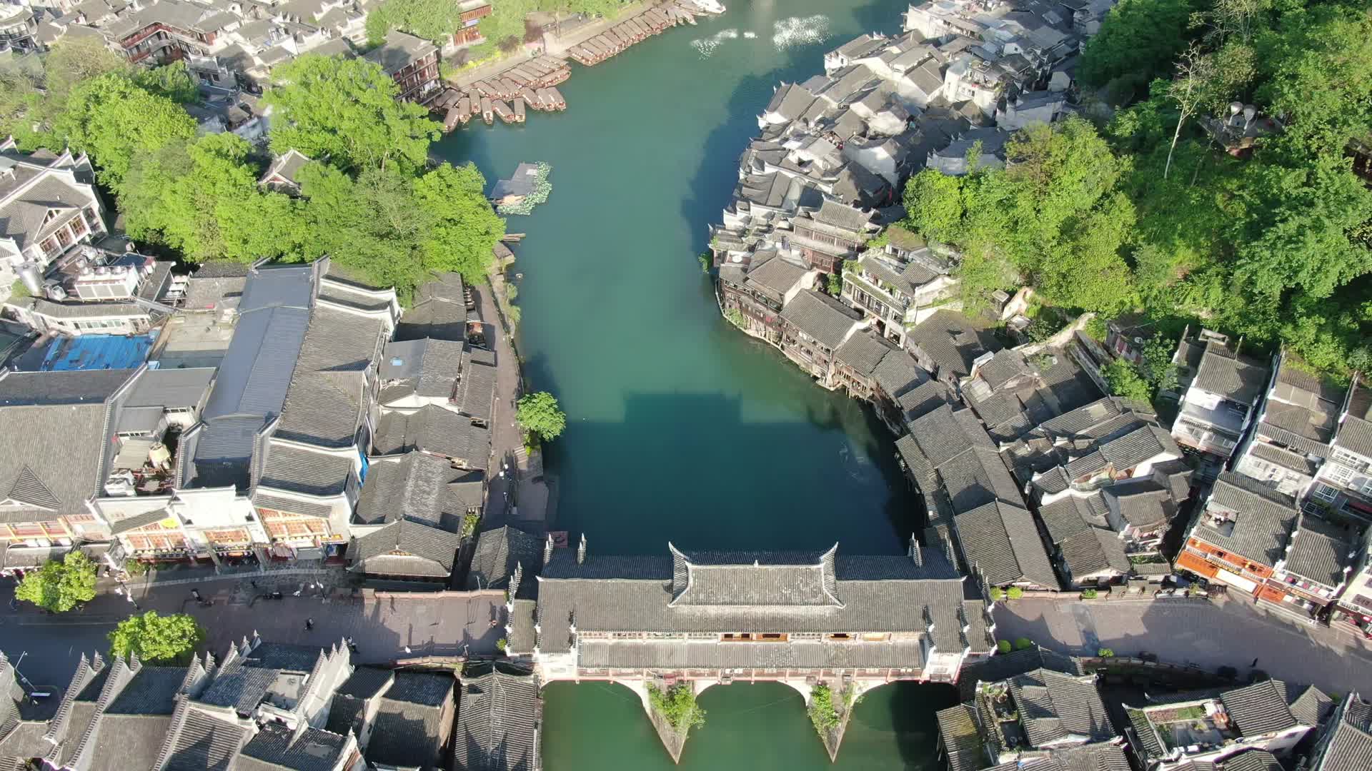 航拍湖南湘西凤凰古城沱江两岸视频的预览图