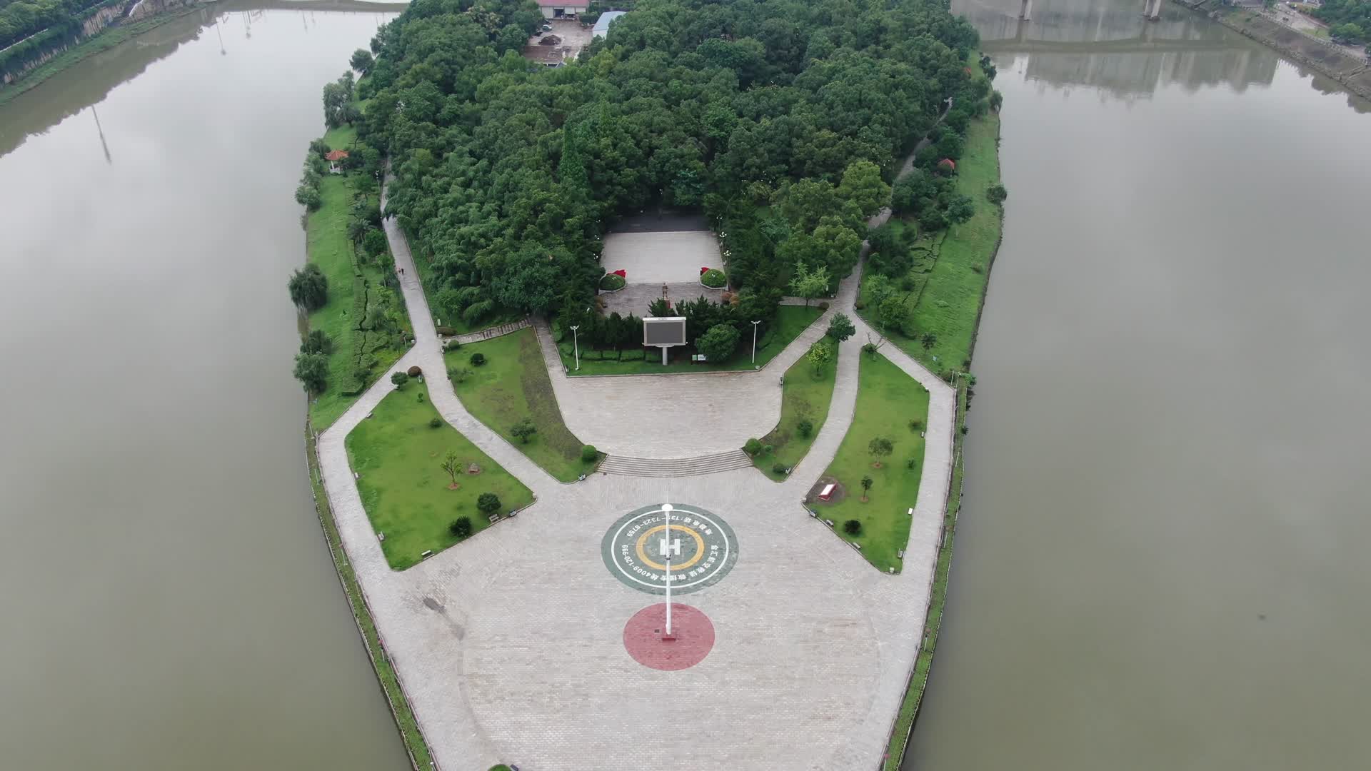 航拍湖南湘潭湘乡镇湘桥碧洲公园视频的预览图