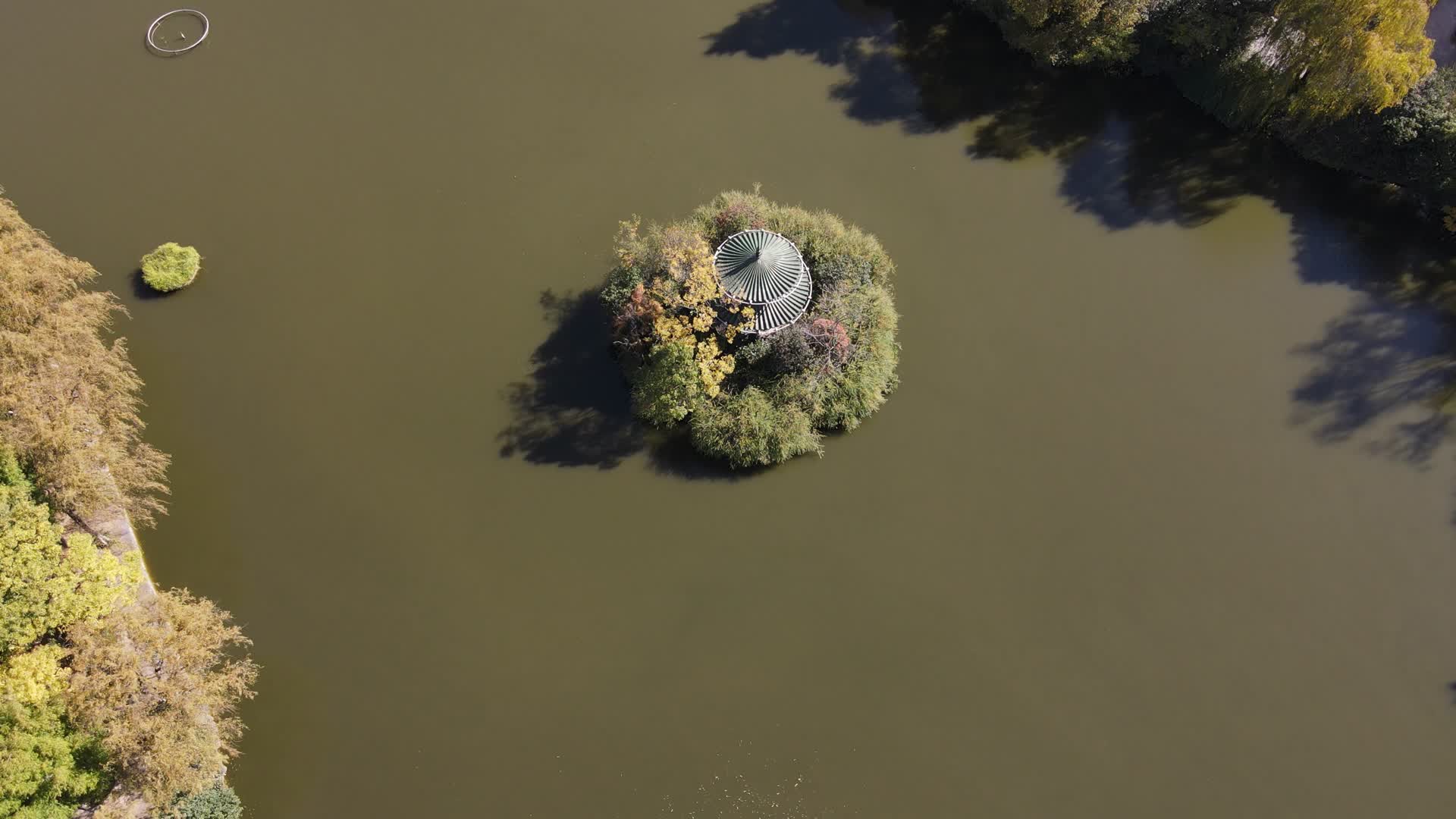 湖中岛屿古亭自然风景航拍视频的预览图