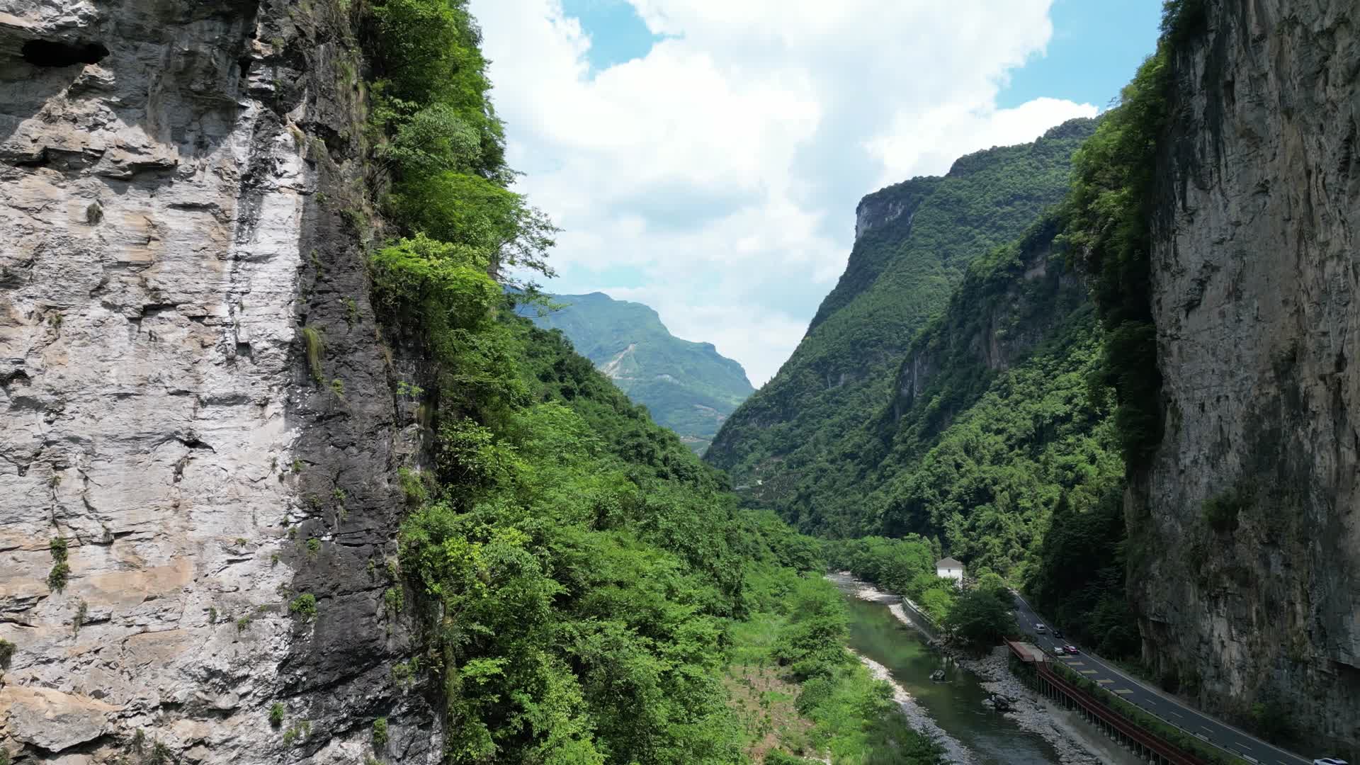航拍大山峡谷森林自然风光视频的预览图
