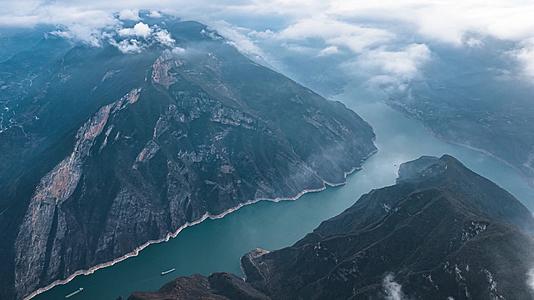 8K震撼长江三峡之巅瞿塘峡全景风貌壮丽山河航拍延时视频的预览图