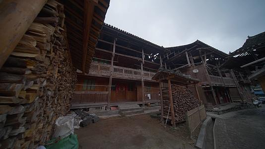贵州少数民族村寨的街道视频的预览图