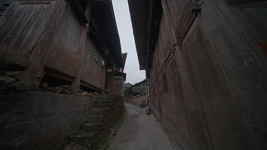 贵州少数民族村寨的街道视频的预览图