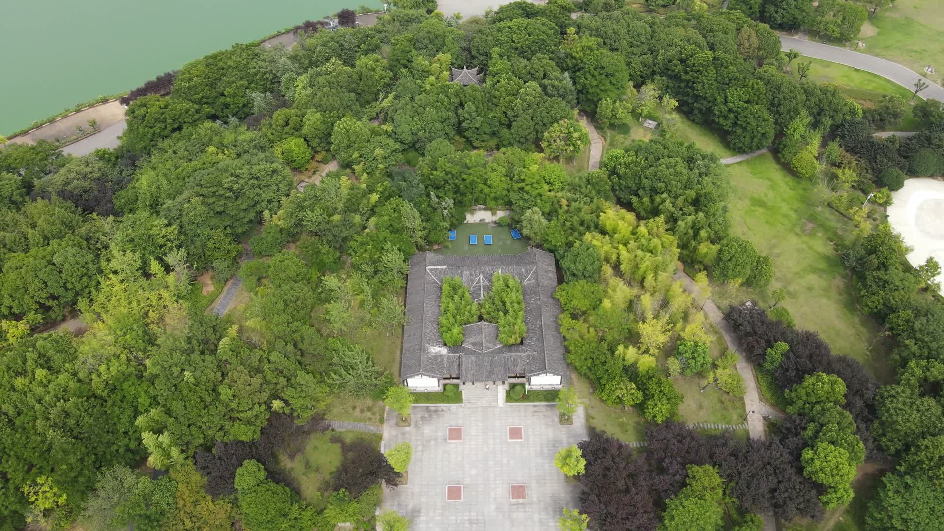 航拍湖北黄冈遗爱湖公园苏东坡纪念馆视频的预览图