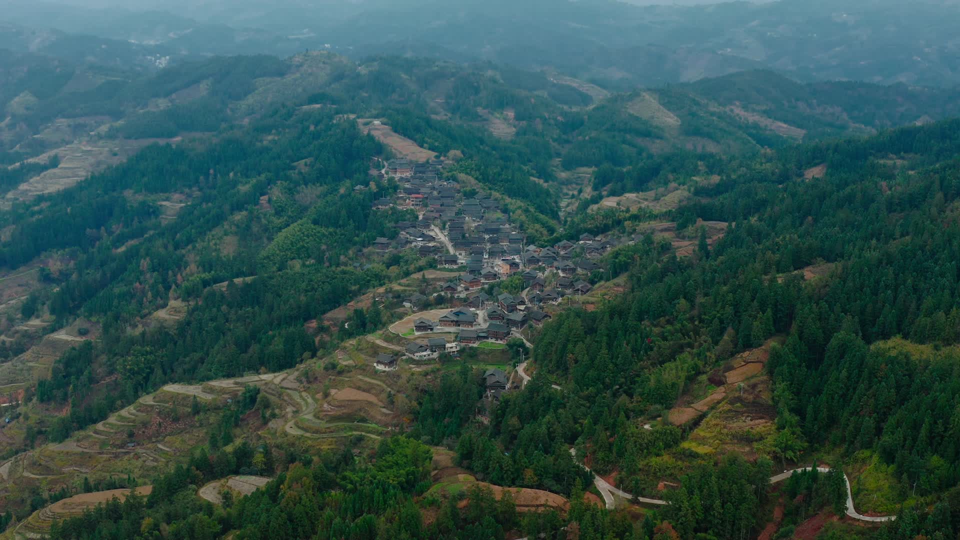 航拍大山中的侗寨视频的预览图