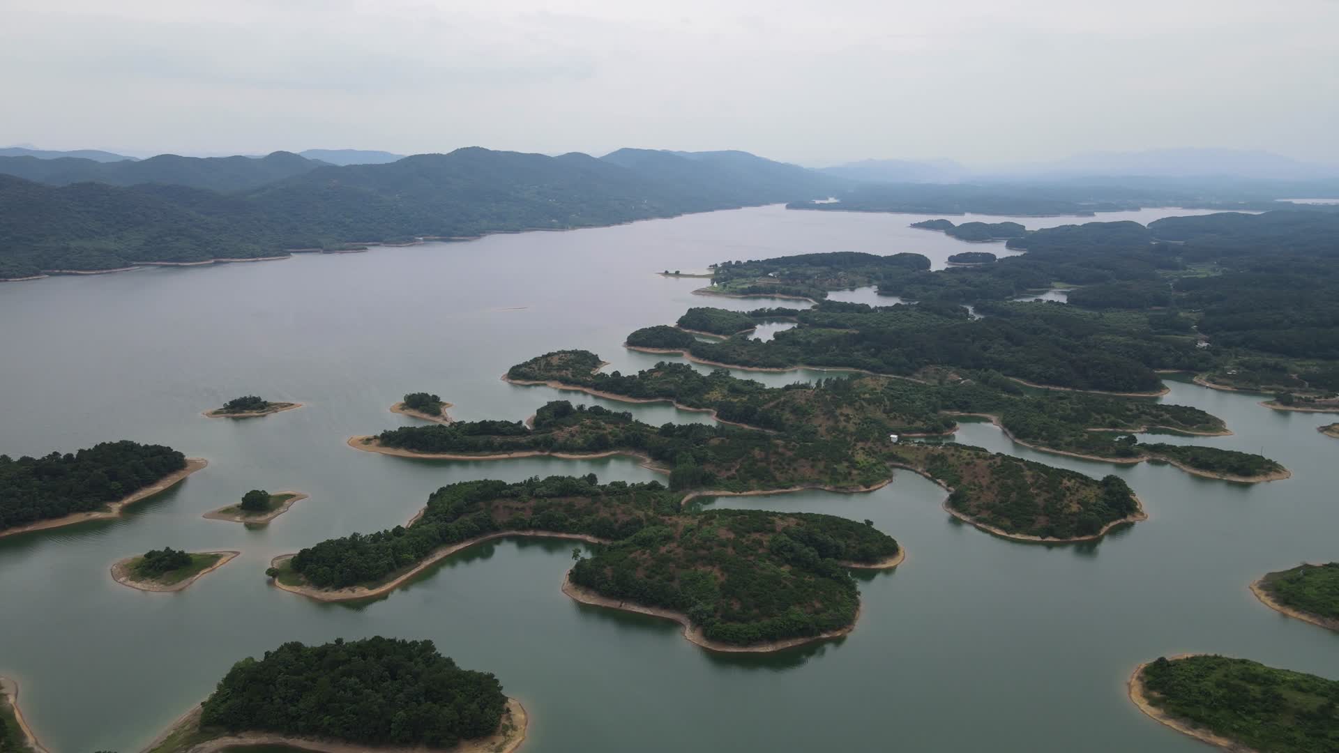 航拍湖北荆州洈水景区4A景区视频的预览图