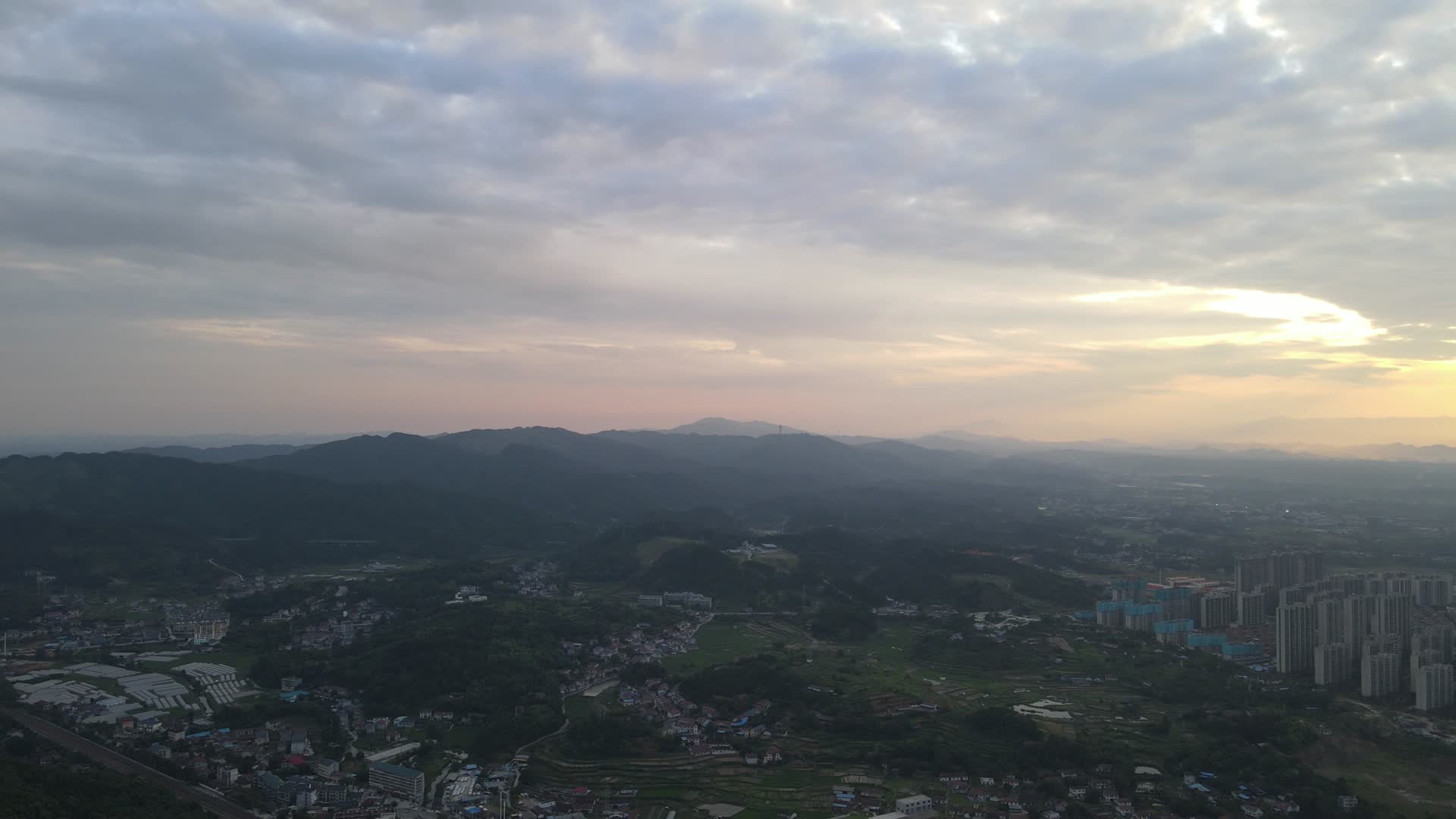 江西赣州城市日落晚霞夕阳航拍视频的预览图