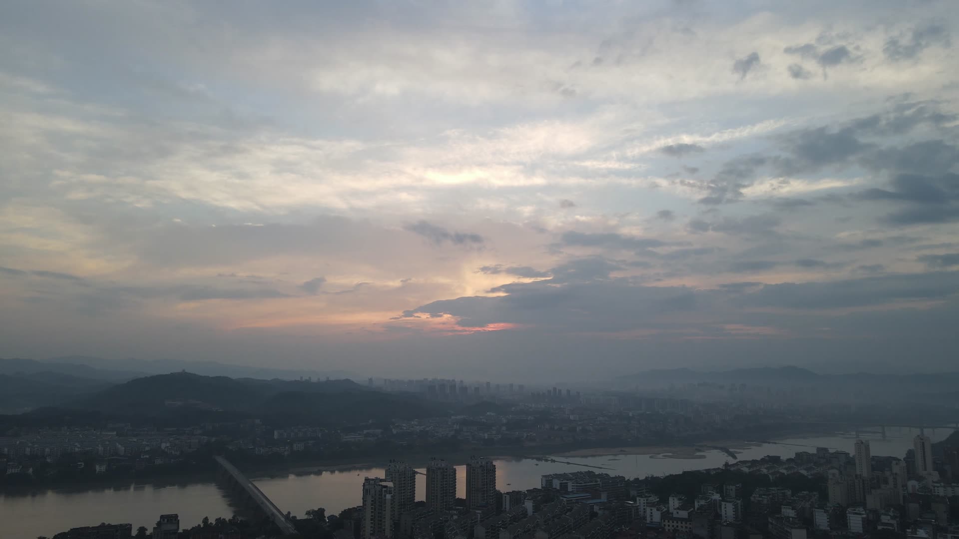 江西赣州城市日落晚霞夕阳航拍视频的预览图