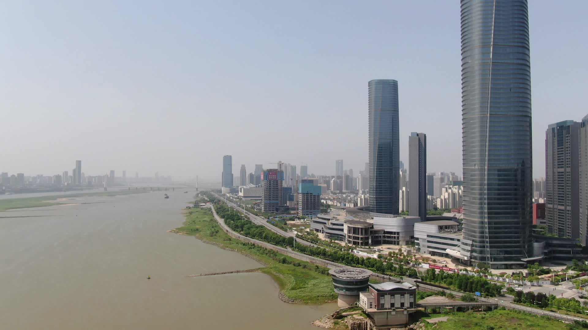 江西南昌赣江高楼建筑航拍视频的预览图