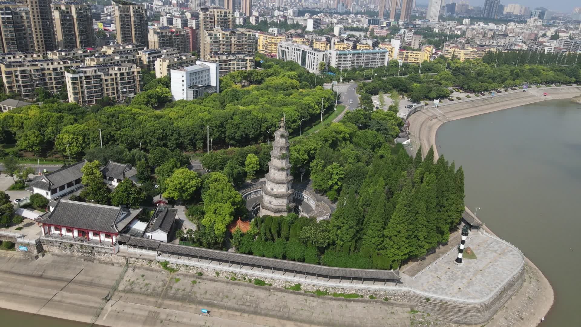 航拍湖北荆州万寿园地标建筑视频的预览图