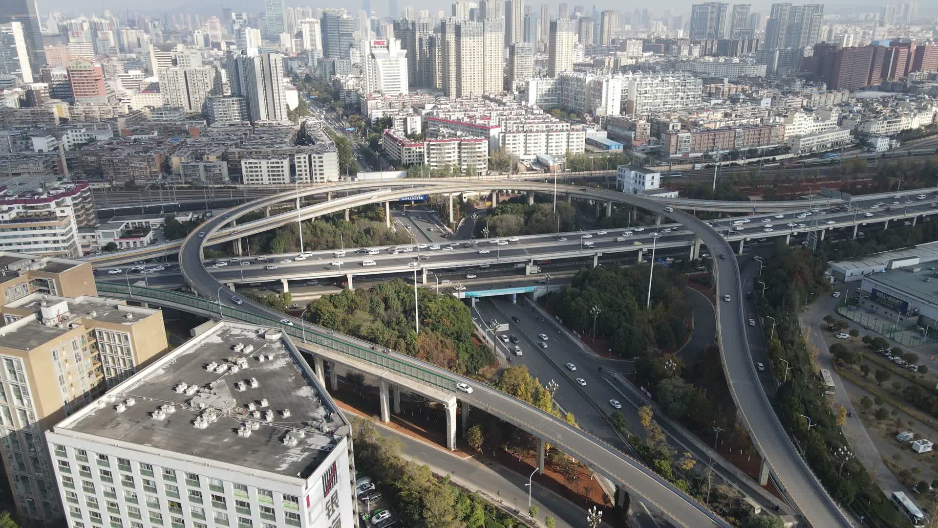 昆明城市高架立交桥航拍视频的预览图