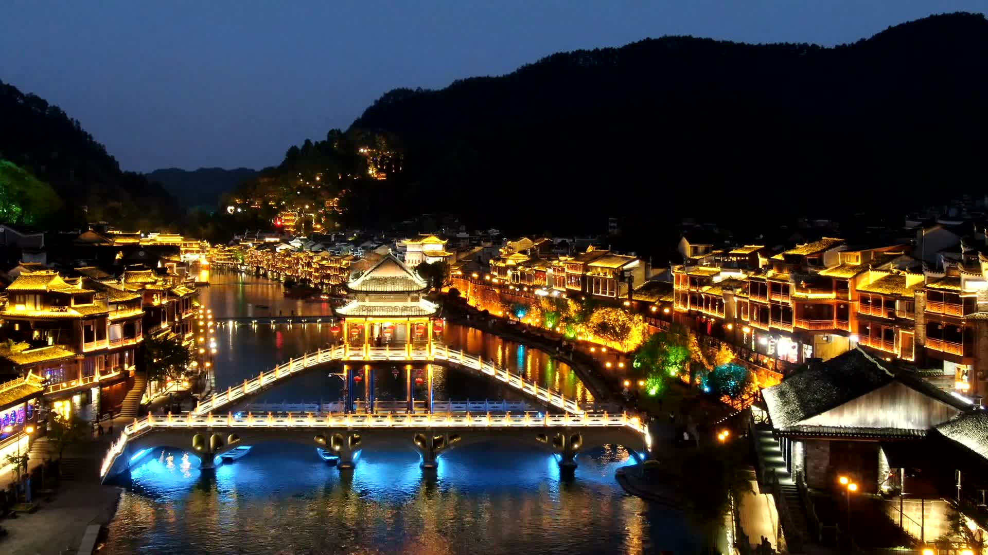 旅游景区湖南湘西凤凰古城雪桥夜景航拍视频的预览图