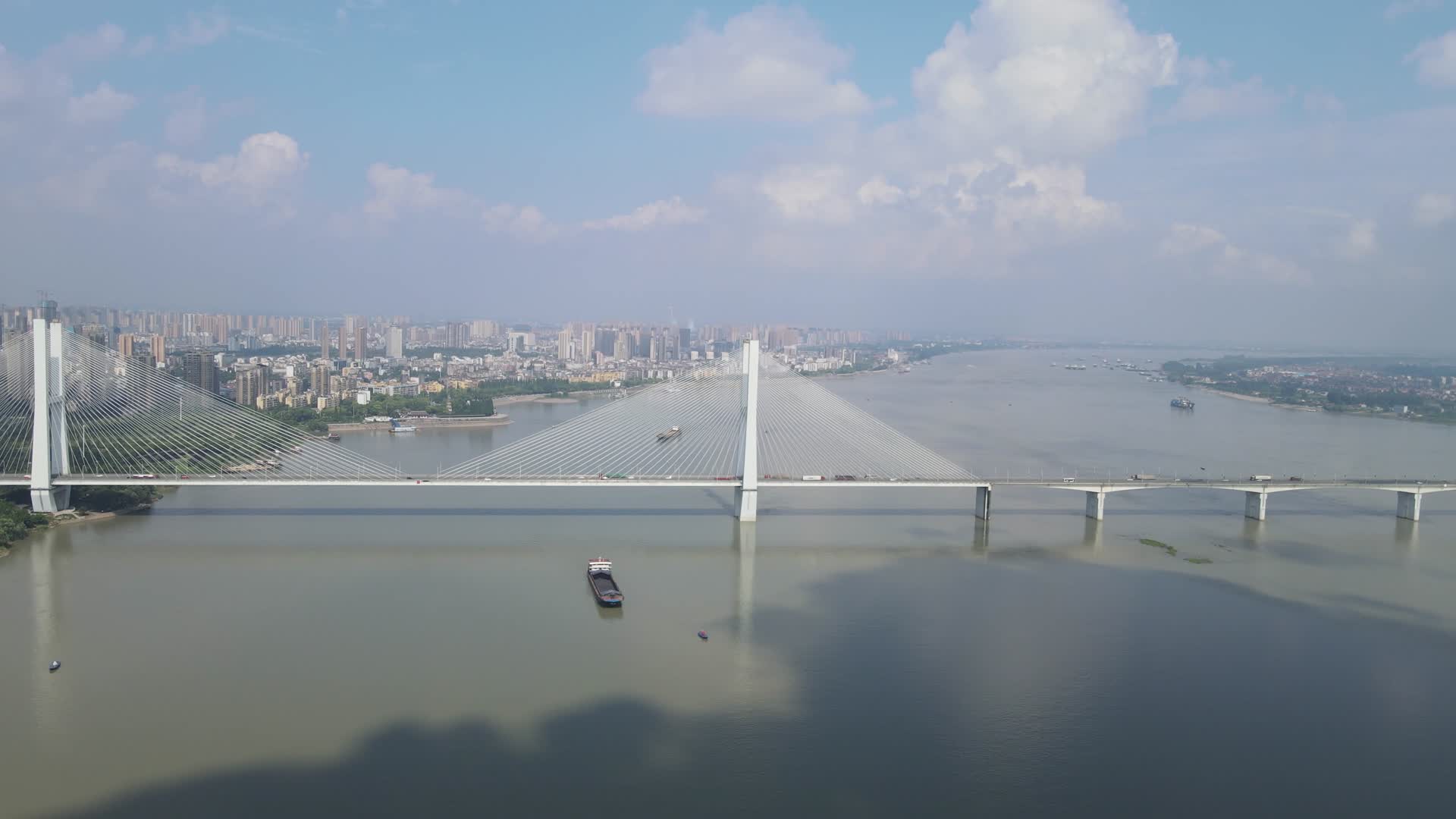 航拍湖北荆州长江大桥跨江大桥视频的预览图