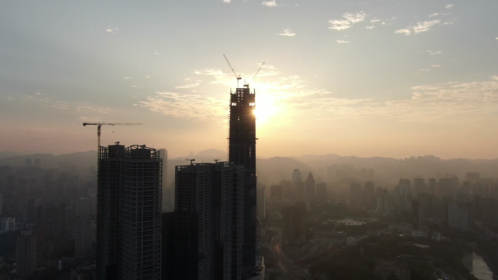 4K航拍城市高楼吊塔日出彩霞视频的预览图